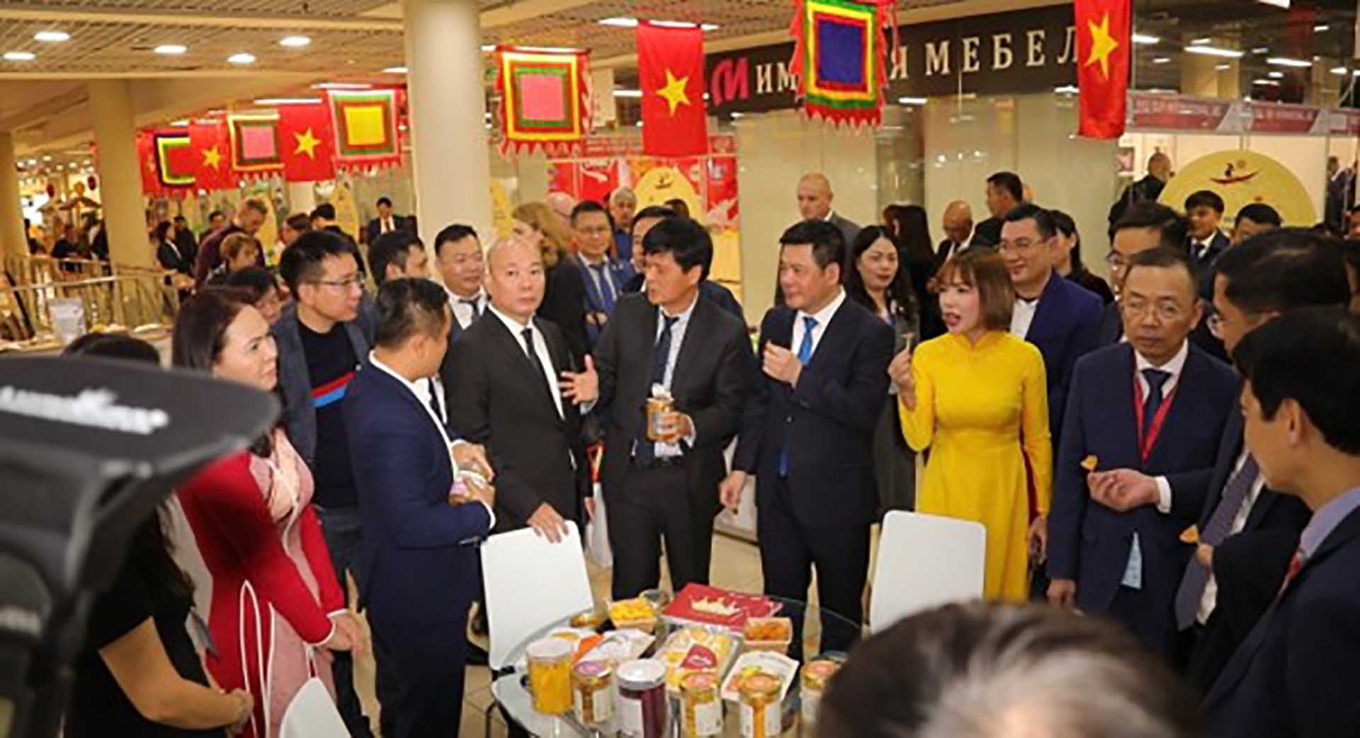 Bộ trưởng Bộ Công Thương Nguyễn Hồng Diên và các đại biểu thăm gian hàng của các doanh nghiệp Việt Nam.