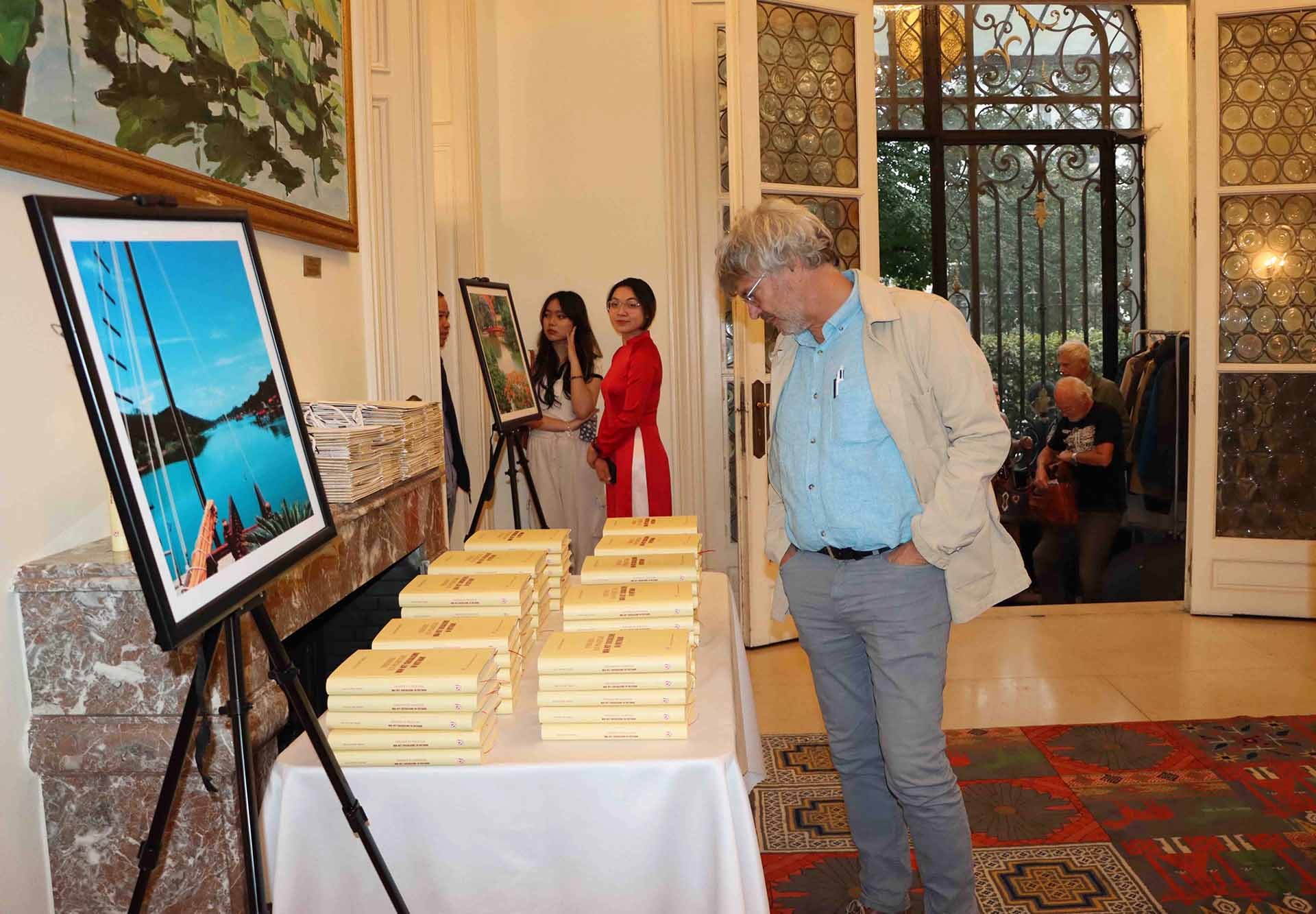 Lễ ra mắt sách cuốn sách của Tổng Bí thư Nguyễn Phú Trọng bản tiếng Hà Lan tại Bỉ