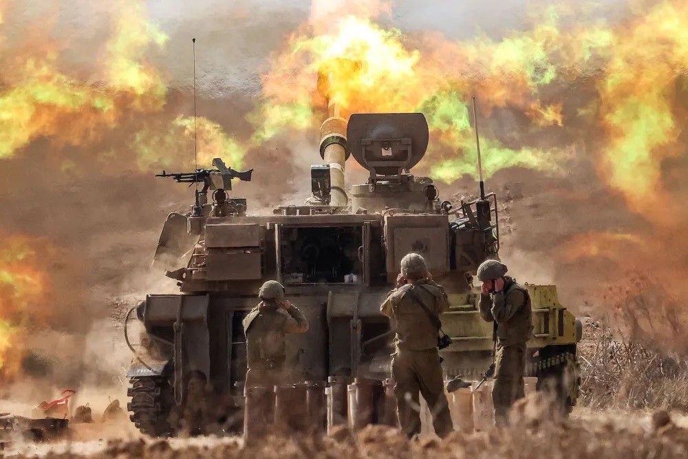 Quân đội Israel bắn pháo tự hành gần biên giới với Gaza ở miền Nam Israel, ngày 11/10. (Nguôn: AFP)