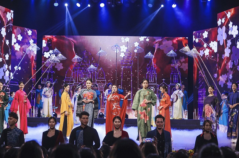 BST áo dài mang đậm chất di sản Việt Nam của NTK Vũ Việt Hà được trình diễn tại chương trình.