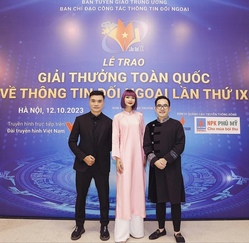 Từ trái qua: NTK Vũ Việt Hà, Siêu mẫu Hạ Vy và Đạo diễn Hoàng Công Cường.