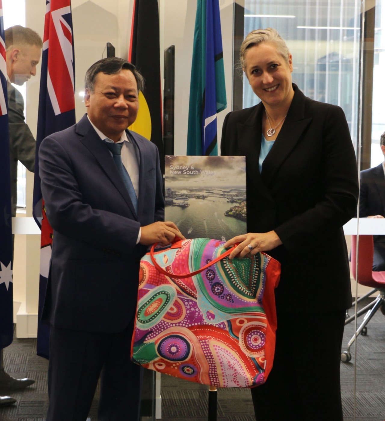 Phó Bí thư Thành ủy Hà Nội Nguyễn Văn Phong tặng quà lưu niệm cho bà Katie Knight, Tổng Vụ trưởng cơ quan đầu tư Bang New South Wales, Bộ Đầu tư Thương mại và Doanh nghiệp Australia. (Nguồn: TTXVN)