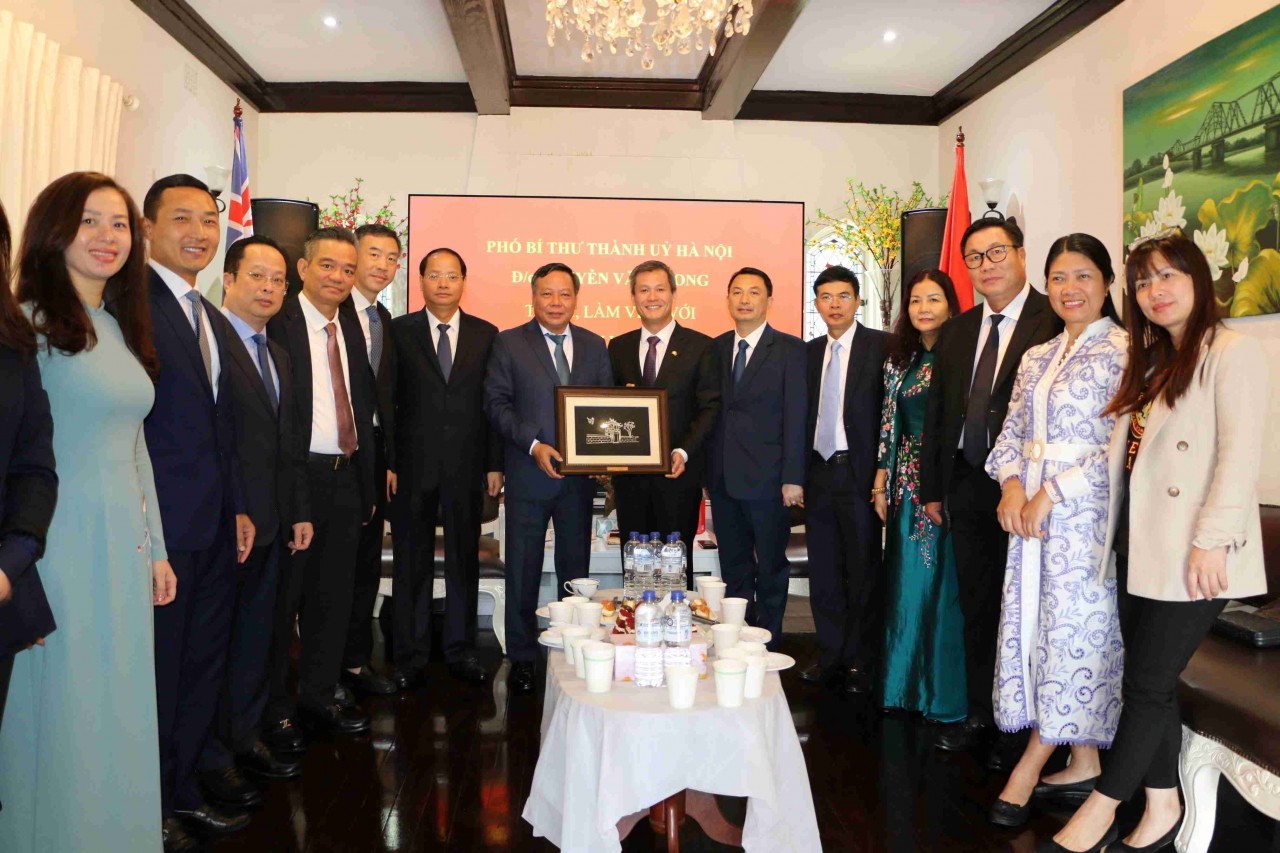 Đoàn đại biểu thành phố Hà Nội thăm và làm việc với Tổng Lãnh sự quán Việt Nam tại thành phố Sydney, Australia. (Nguồn: TTXVN)