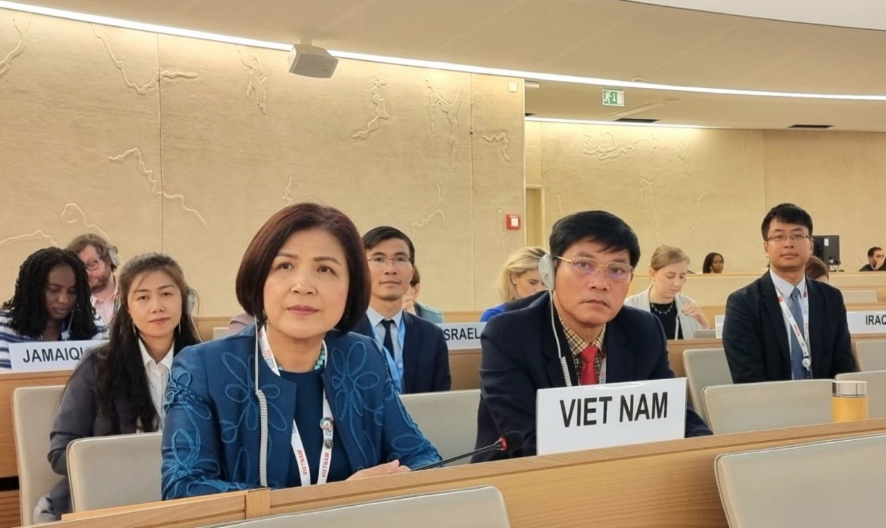 Đại sứ Lê Thị Tuyết Mai và các thành viên Đoàn Việt Nam tại một phiên họp của Khóa 54 HĐNQ, tháng 9/2023. 