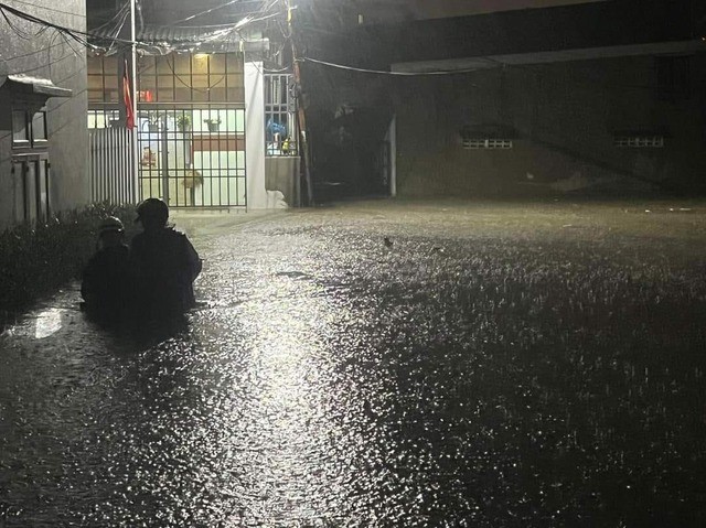 Đà Nẵng khẩn trương di dời người dân vùng ngập lụt do mưa lớn