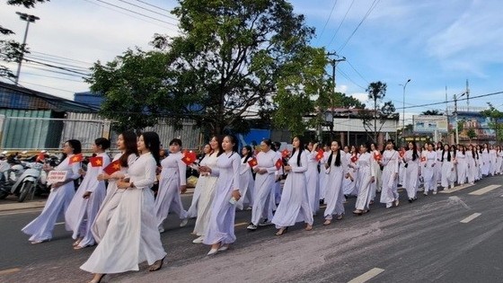 Cần Thơ: 5.000 phụ nữ tham gia Lễ hội áo bà ba và áo dài, xác lập kỷ lục Việt Nam