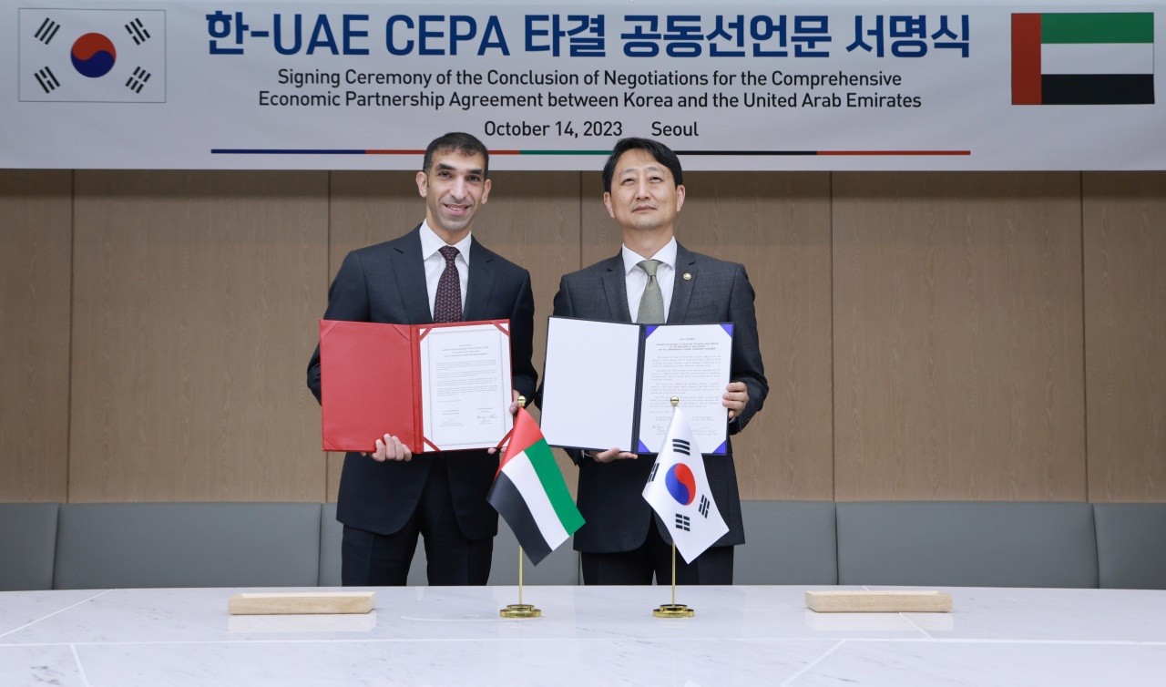 Bộ Thương mại, công nghiệp và năng lượng Hàn Quốc  Ahn Duk-geun và Bộ trưởng Ngoại thương UAE Thani bin Ahmed Al Zeyoudi ký tuyên bố chung về việc hoàn tất đàm phán Hiệp định Đối tác Kinh tế Toàn diện song phương (CEPA) tại thủ đô Seoul ngày 14/10. (Nguồn: Yonhap)