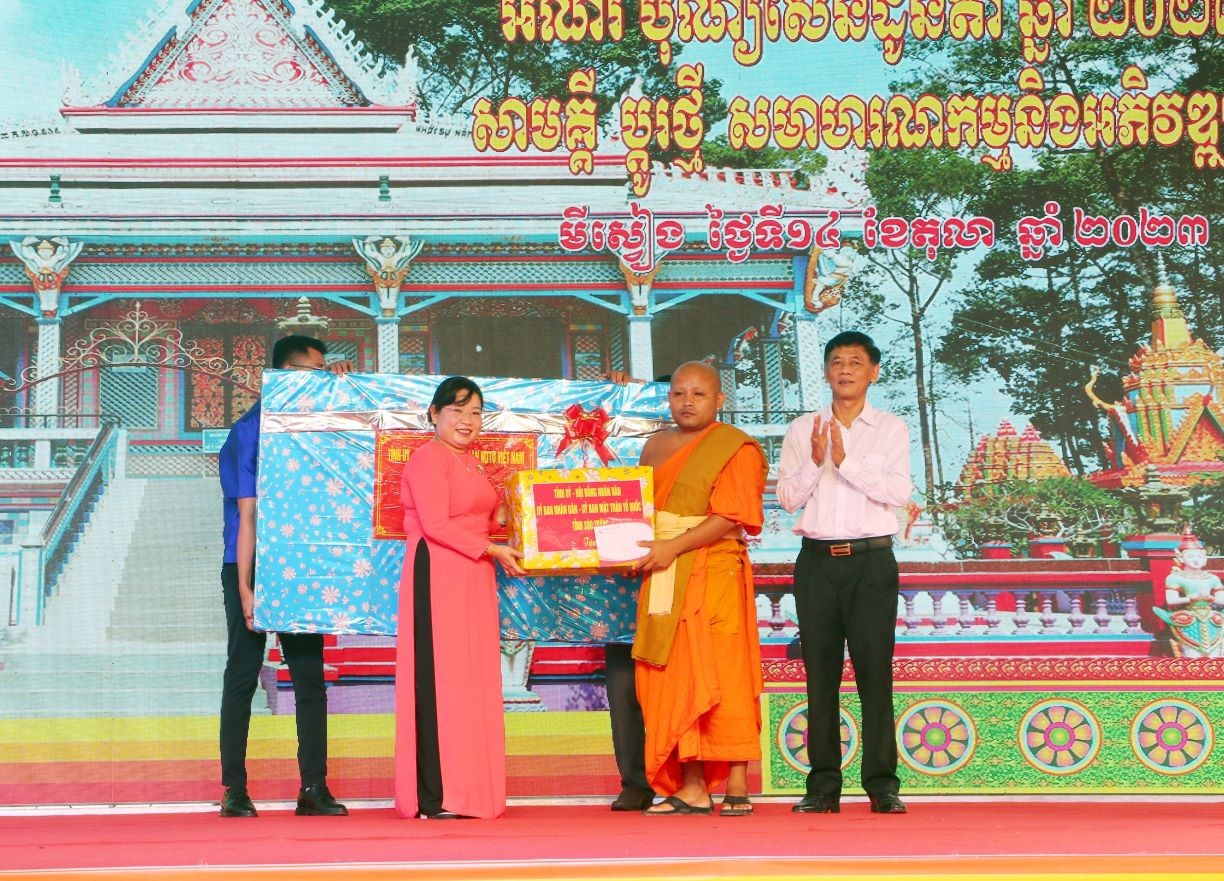 Lãnh đạo Tỉnh ủy Sóc Trăng trao quà chúc mừng đến trụ trì chùa Sro Lôn nhân dịp lễ Sene Dolta. (Nguồn: TTXVN)