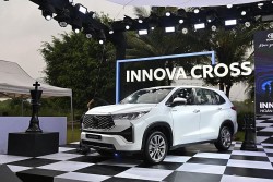 Cận cảnh Toyota Innova Cross 2.0HEV, giá 990 triệu đồng