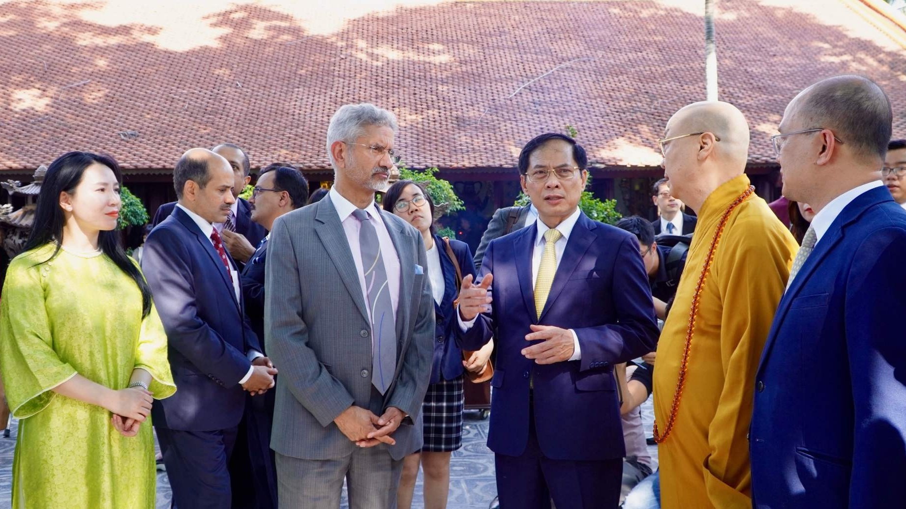 Bộ trưởng Ngoại giao Việt Nam và Ấn Độ dâng hương, thưởng ngoạn chùa Trấn Quốc