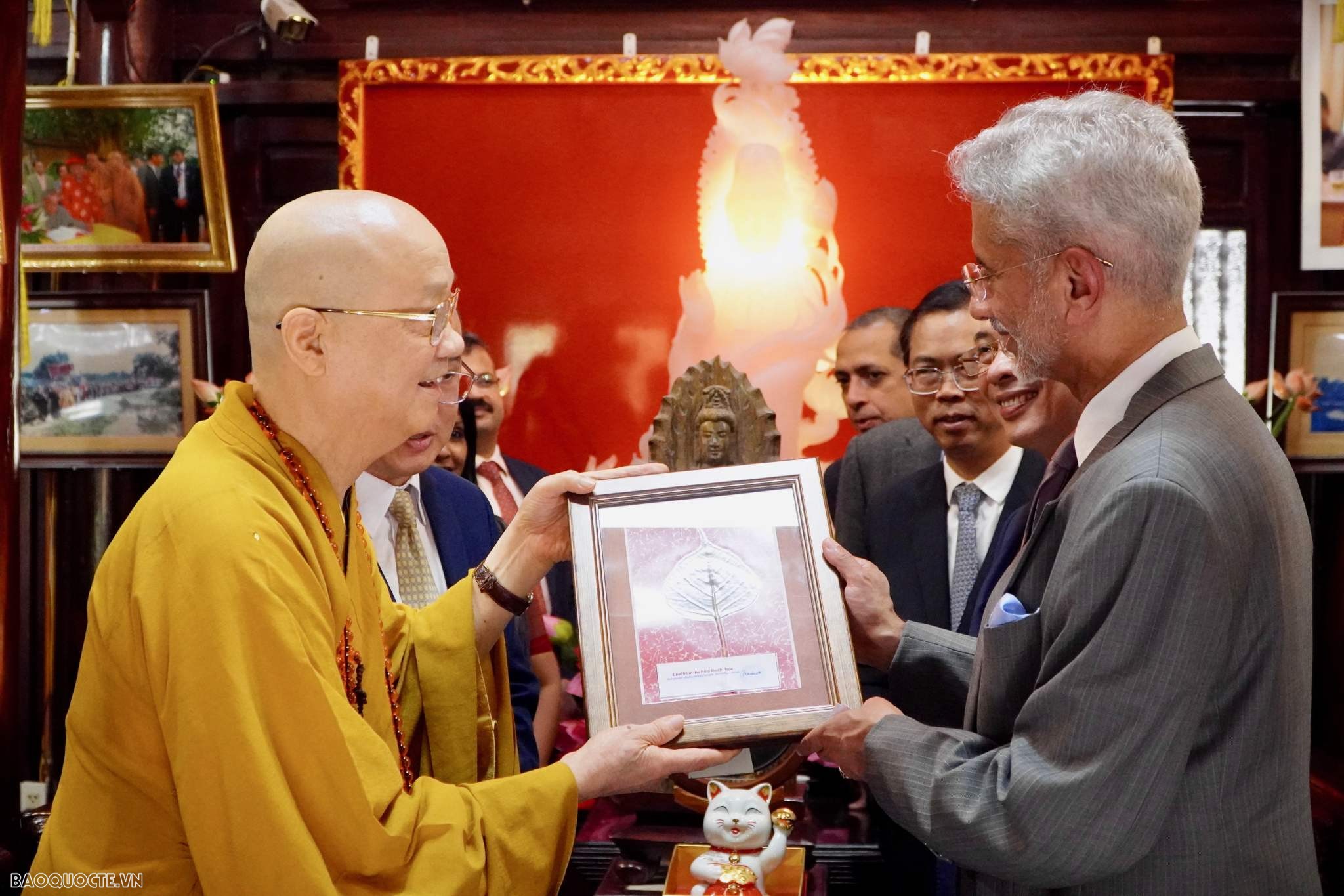 Bộ trưởng Ngoại giao Việt Nam và Ấn Độ thăm chùa Trấn Quốc