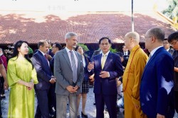 Bộ trưởng Ngoại giao Ấn Độ tham quan chùa Trấn Quốc