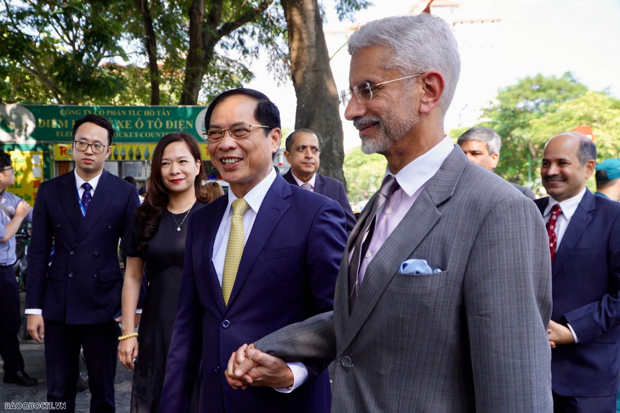 Bộ trưởng Ngoại giao Việt Nam và Ấn Độ thăm chùa Trấn Quốc