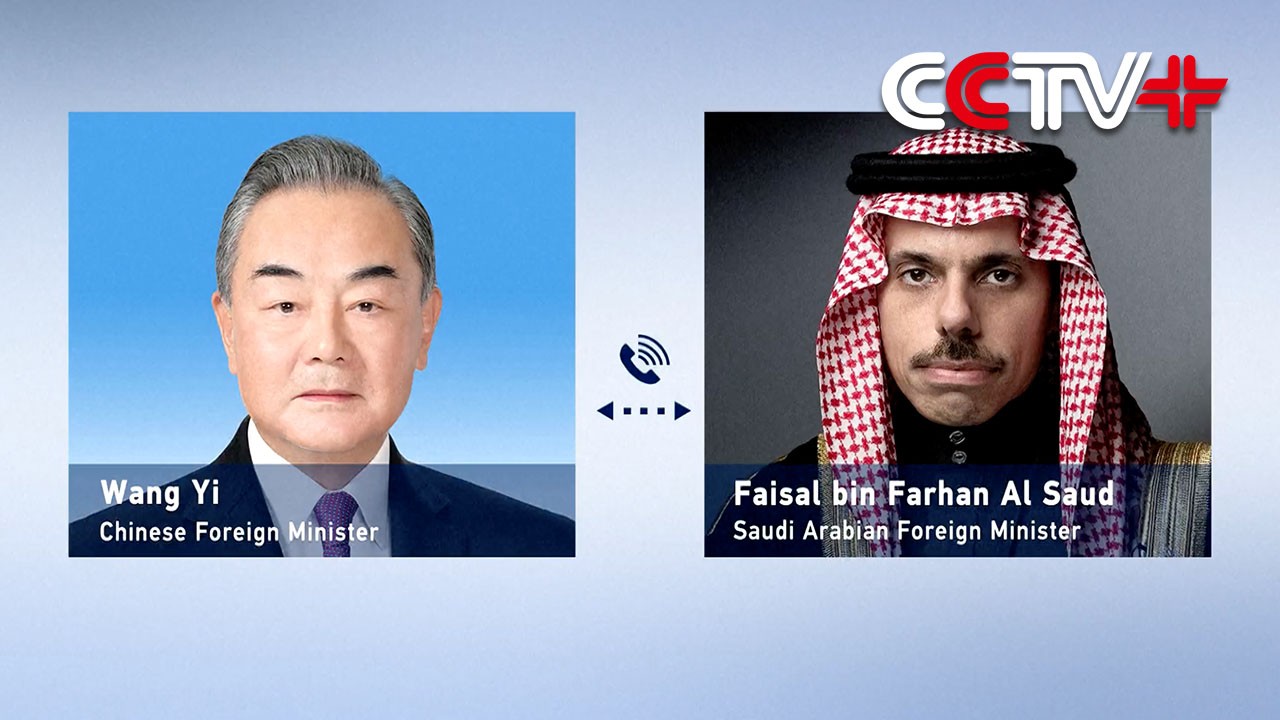 Ngoại trưởng Trung Quốc Vương Nghị điện đàm với Ngoại trưởng Saudi Arabia, Hoàng tử Faisal bin Farhan. (Nguồn: CCTV)