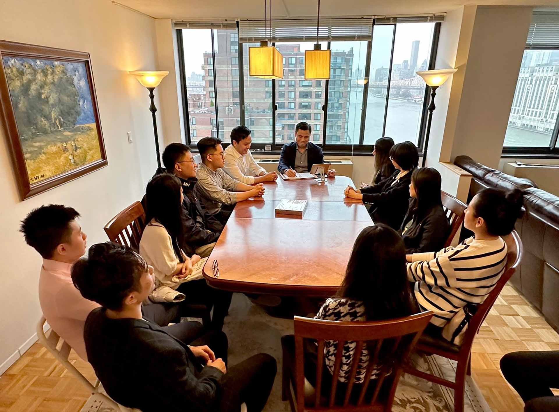 Đại sứ Đặng Hoàng Giang gặp gỡ nhóm thành viên nòng cốt Hội Thanh niên sinh viên Việt Nam tại New York.