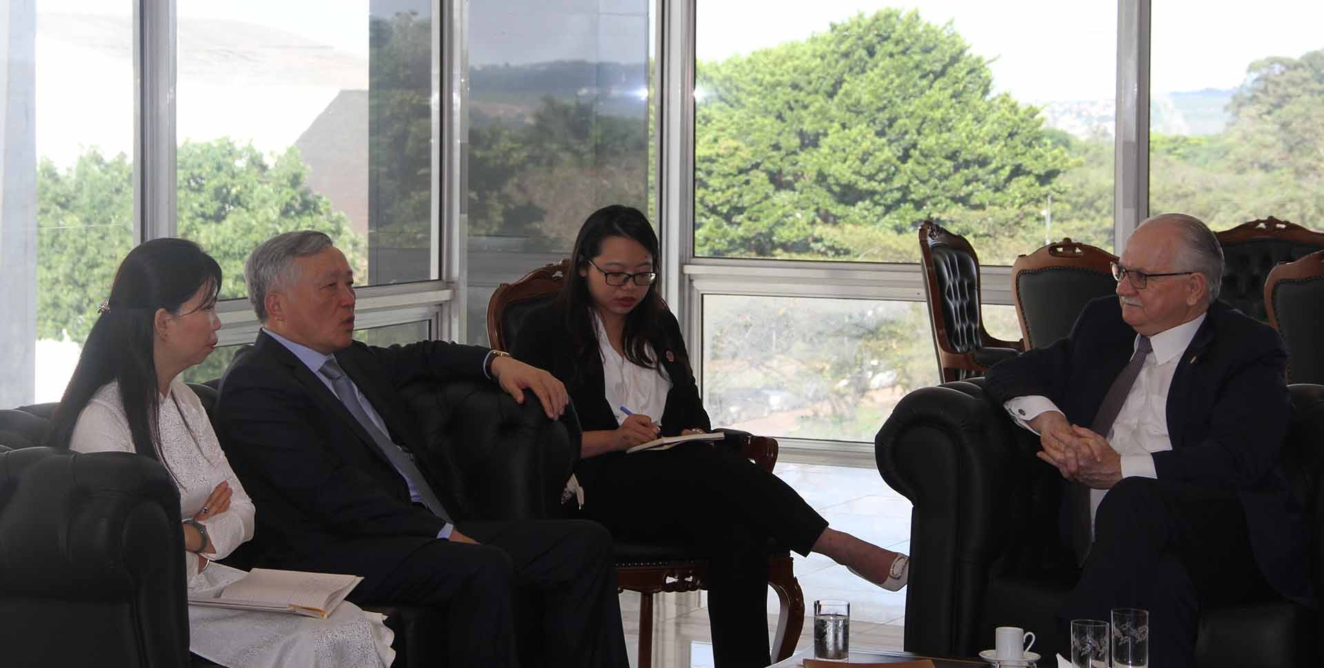 Chánh án TANDTC Nguyễn Hòa Bình làm việc với Phó Chánh án Tòa án tối cao Liên bang Brazil Edson Fachin. 