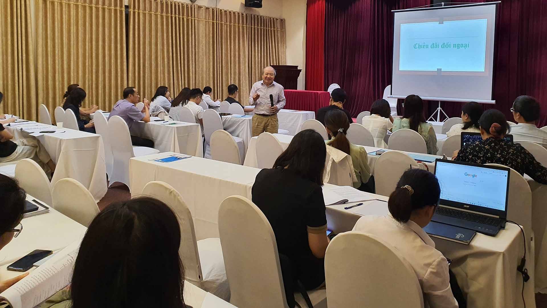 PGS.TS. Dương Văn Quảng, nguyên Đại sứ Việt Nam tại Singapore giảng bài tại khóa bồi dưỡng.