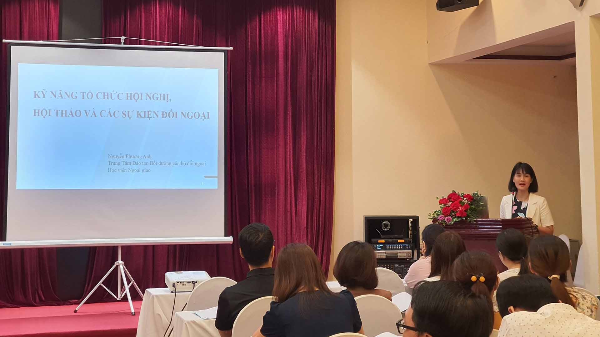 ThS. Nguyễn Phương Anh, Phó Giám đốc Trung tâm FOSET, Học viện Ngoại giao giảng bài tại khóa bồi dưỡng.