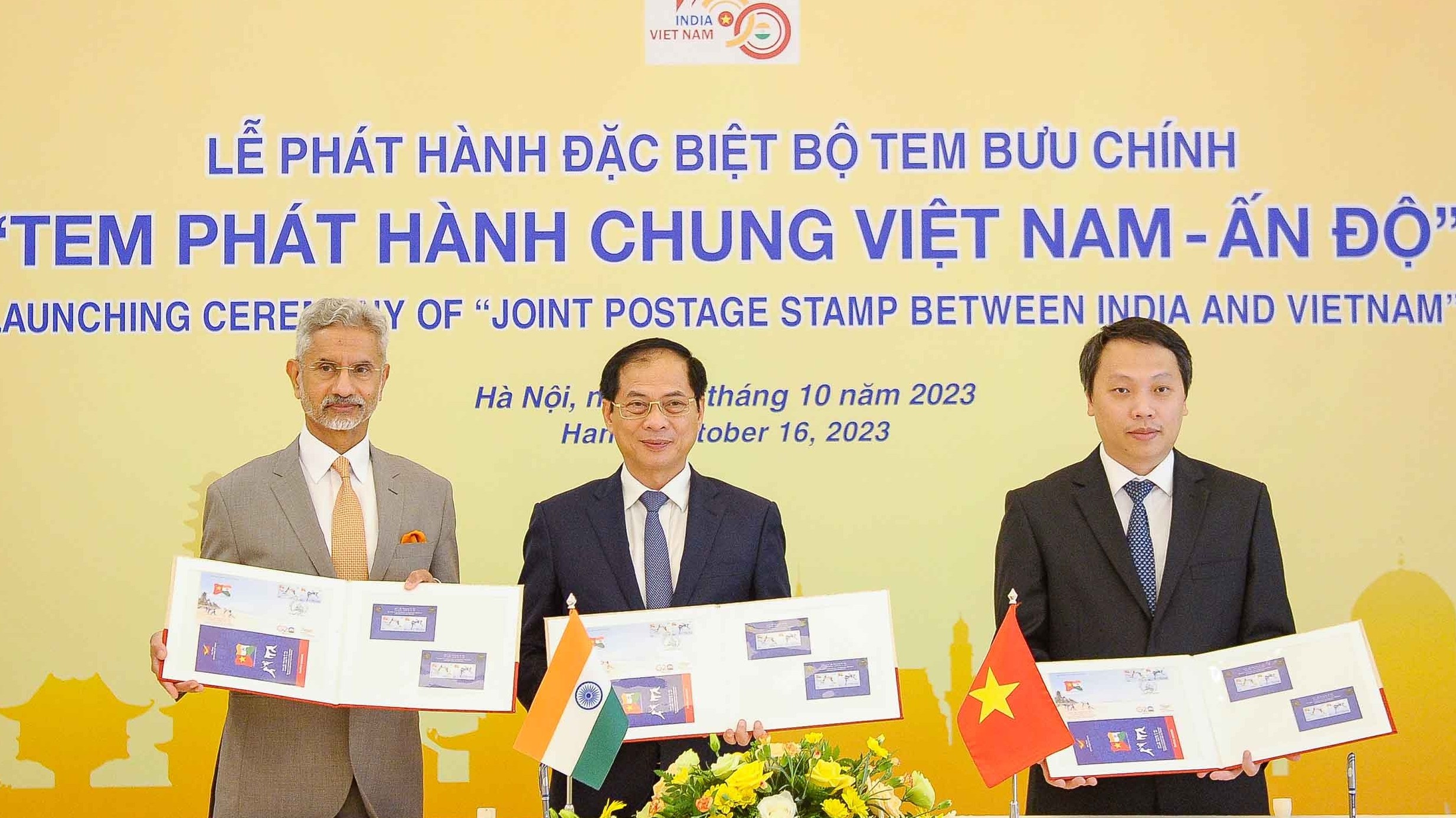 Hình ảnh môn võ dân tộc của Việt Nam-Ấn Độ trên tem chung hai nước