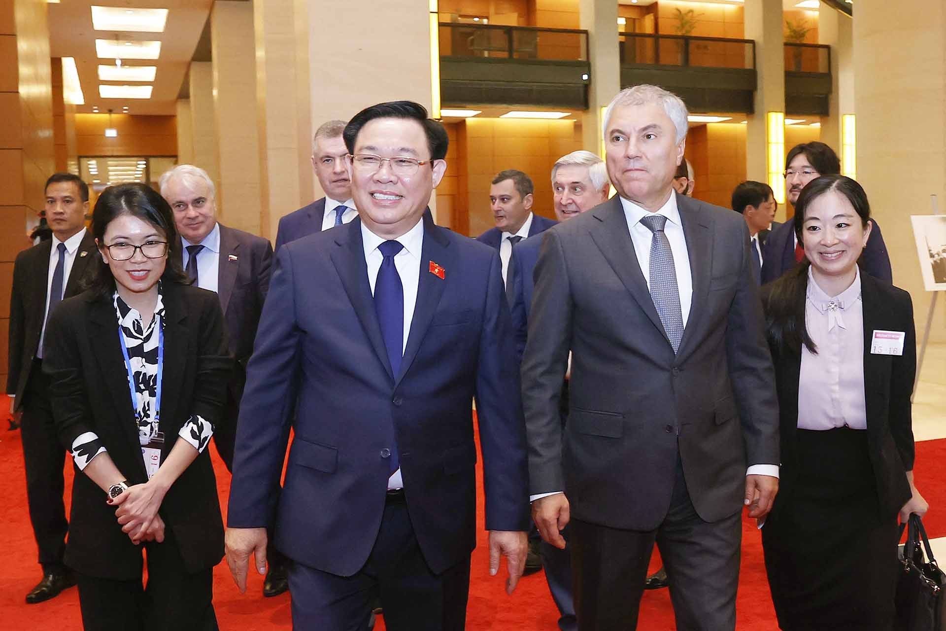 Chủ tịch Quốc hội Vương Đình Huệ và Chủ tịch Duma Quốc gia Quốc hội Liên bang Nga Vyacheslav Viktorovich Volodin đến dự phiên họp. (Nguồn: TTXVN)