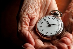 Nhà khoa học tìm nguyên nhân hiện tượng người già thường cảm thấy thời gian trôi nhanh hơn