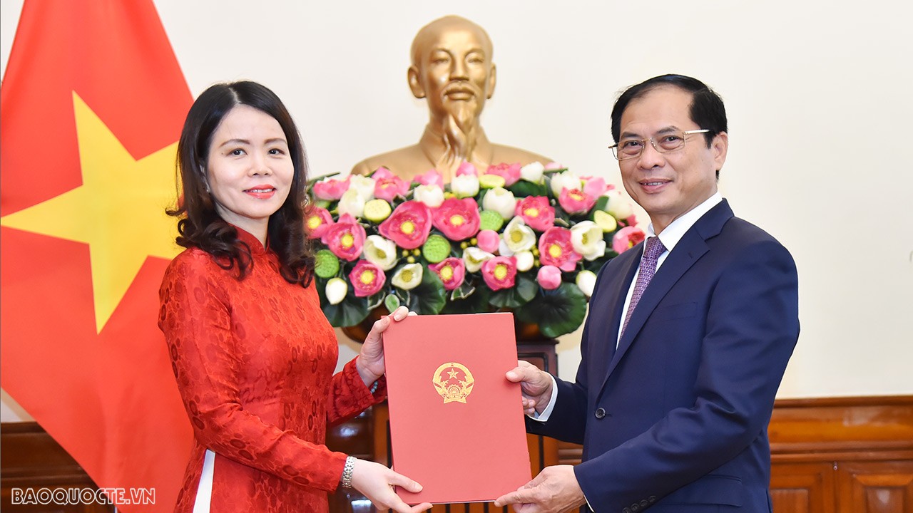 Trao quyết định bổ nhiệm Thứ trưởng Ngoại giao Nguyễn Minh Hằng