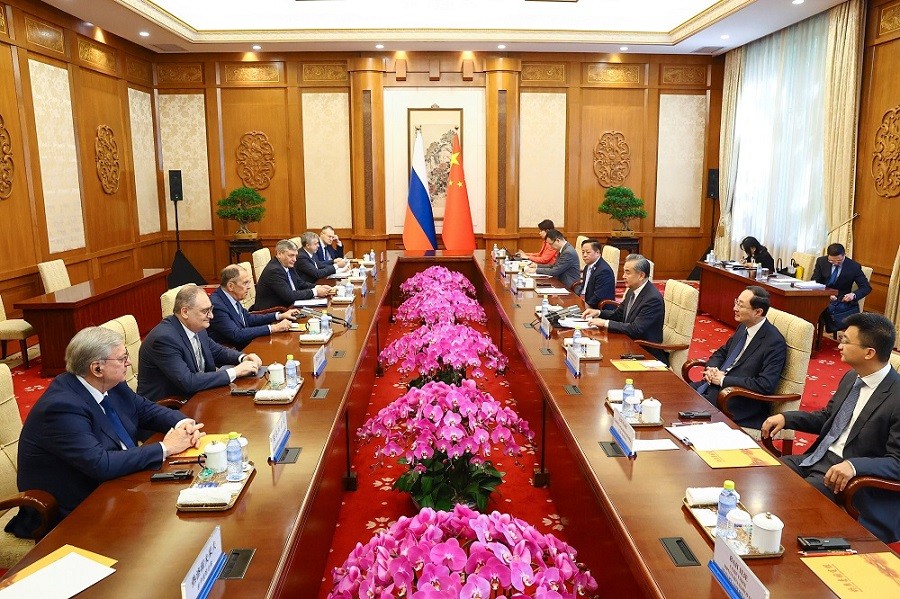 (10.16) Ngoại trưởng Nga Sergei Lavrov và người đồng cấp chủ nhà Vương Nghị hội đàm tại Bắc Kinh, Trung Quốc ngày 16/10. (Nguồn: Bộ Ngoại giao Nga)