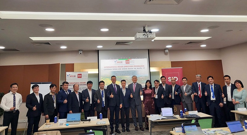 Mr. Terence Quek: CEO of Singapore Institute of Directors and Ms. Pham Thi Thu Hằng: CEO VIETSTAR together with speakers for the training remark opening