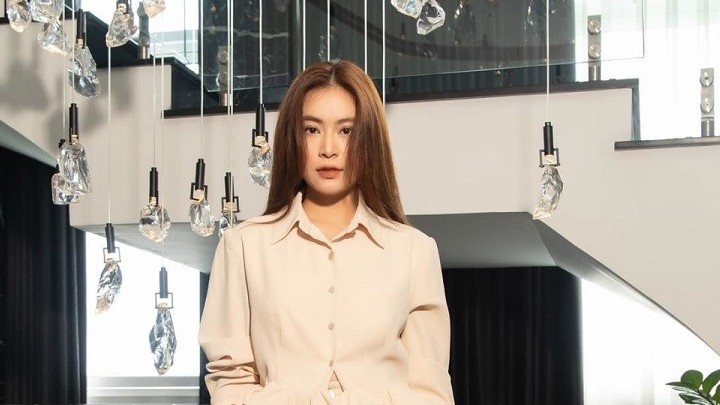 Hoàng Thùy Linh và phong cách thời trang công sở tối giản, nữ tính trên phim truyền hình VTV