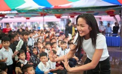 Hoa hậu H’Hen Niê trao thư viện thân thiện cho học sinh tiểu học Đak Krong