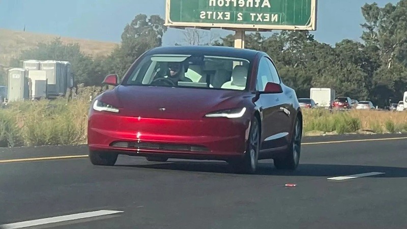 Chiếc Tesla Model 3 Highland mẫu 2024 lần đầu tiên xuất hiện trên đường phố tại Mỹ.