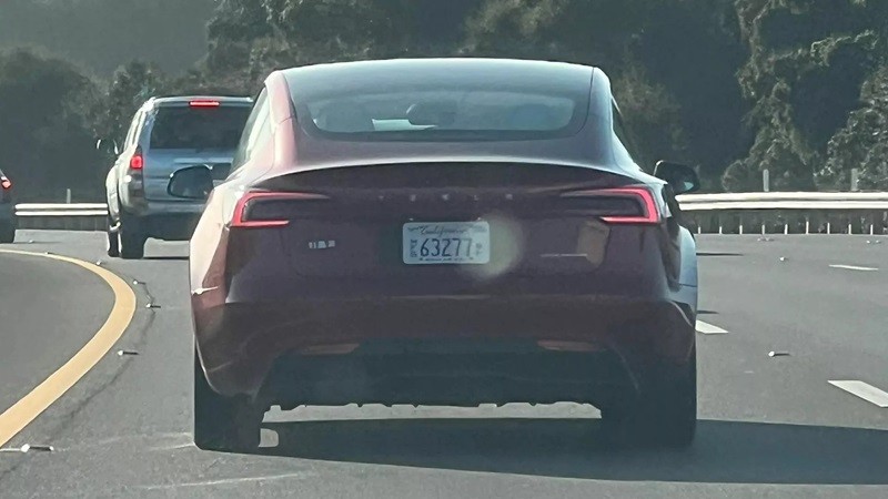 Nhãn phía sau đuôi xe cho thấy đây là một chiếc Model 3 sản xuất tại nhà máy Tesla Giga Thượng Hải, Trung Quốc.