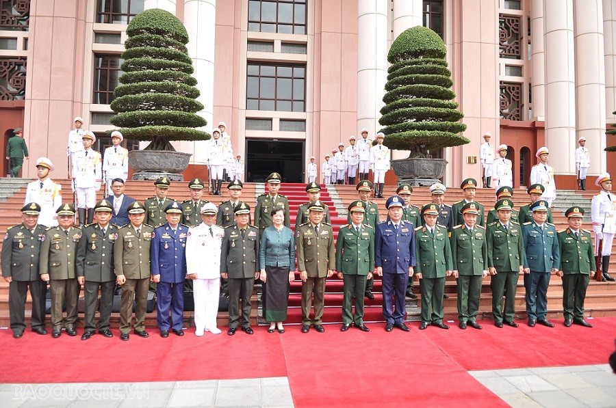 (10.17) Hai đoàn chụp ảnh tại Trụ sở Bộ Quốc phòng. (Ảnh: Minh Quân)