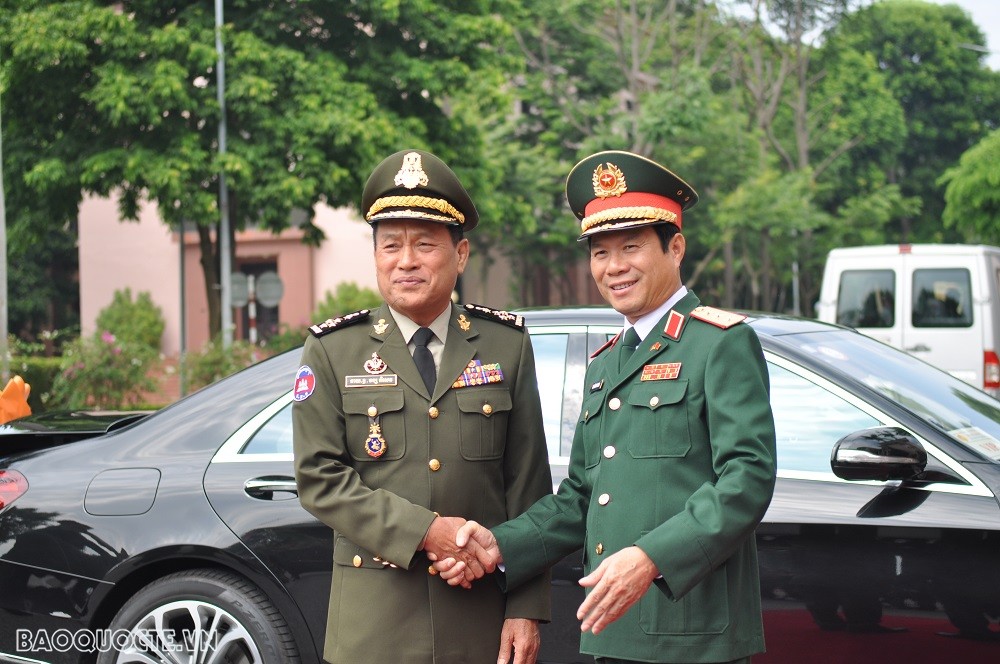 (10.17) Thứ trưởng Bộ Quốc phòng Nguyễn Tân Cương và Tổng Tư lệnh, Đại tướng Vong Pisen ngày 17/10. (Ảnh: Minh Quân)