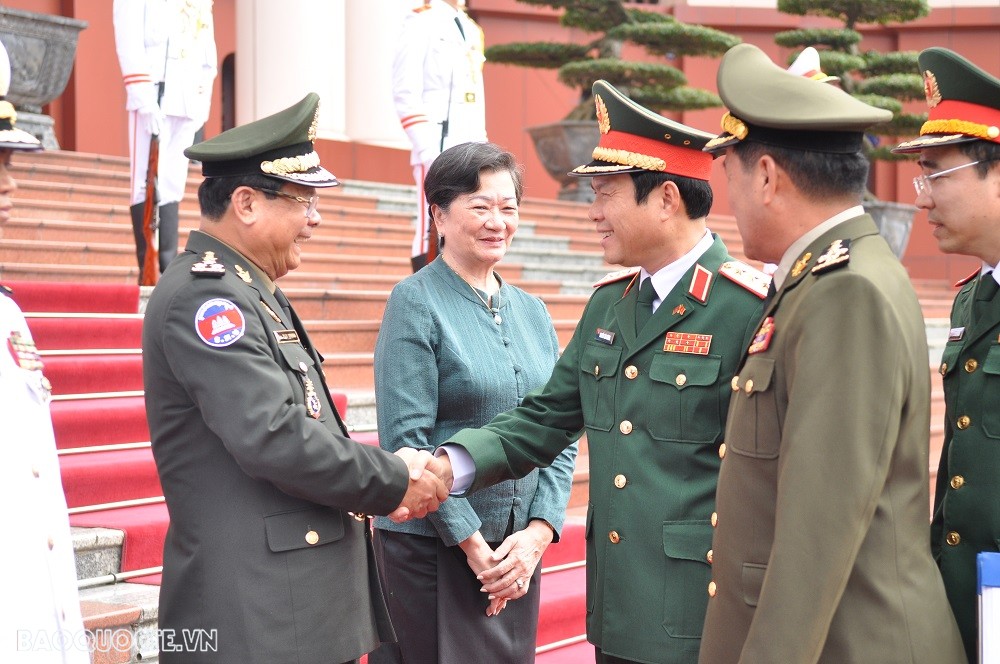 (10.17) Thượng tướng Nguyễn Tân Cương chào các đại biểu trong đoàn Quân đội Hoàng gia Campuchia. (Ảnh: Minh Quân)