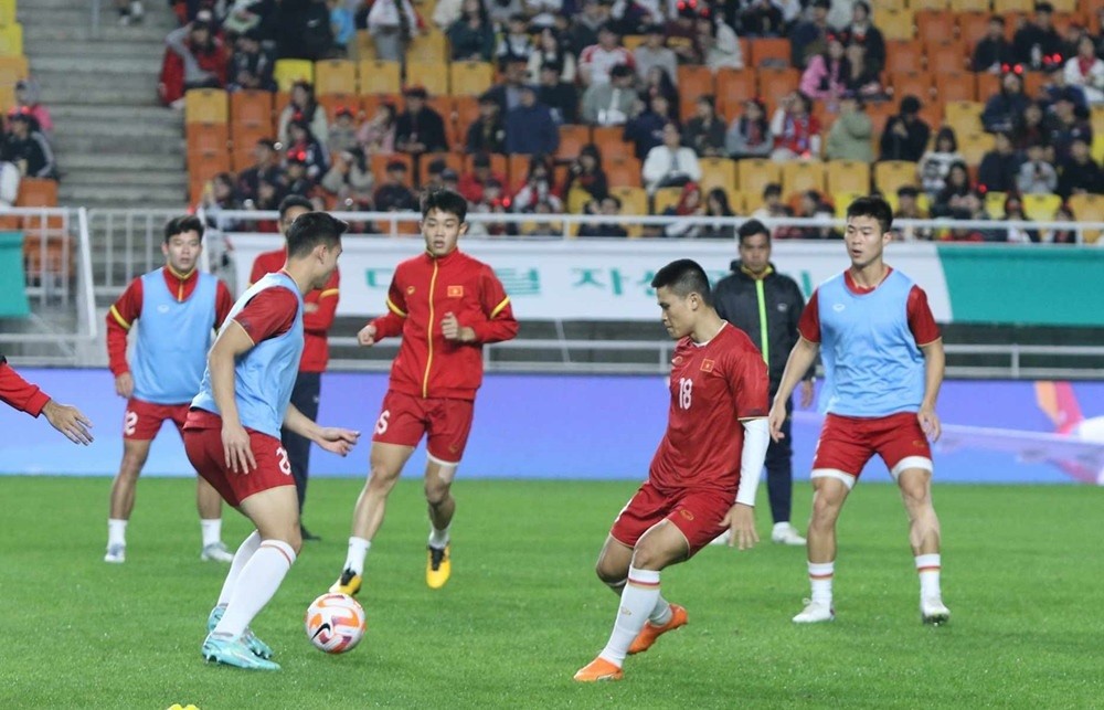Tiền đạo Son Heung Min đá chính trận bóng đá giao hữu đội tuyển Việt Nam và Hàn Quốc