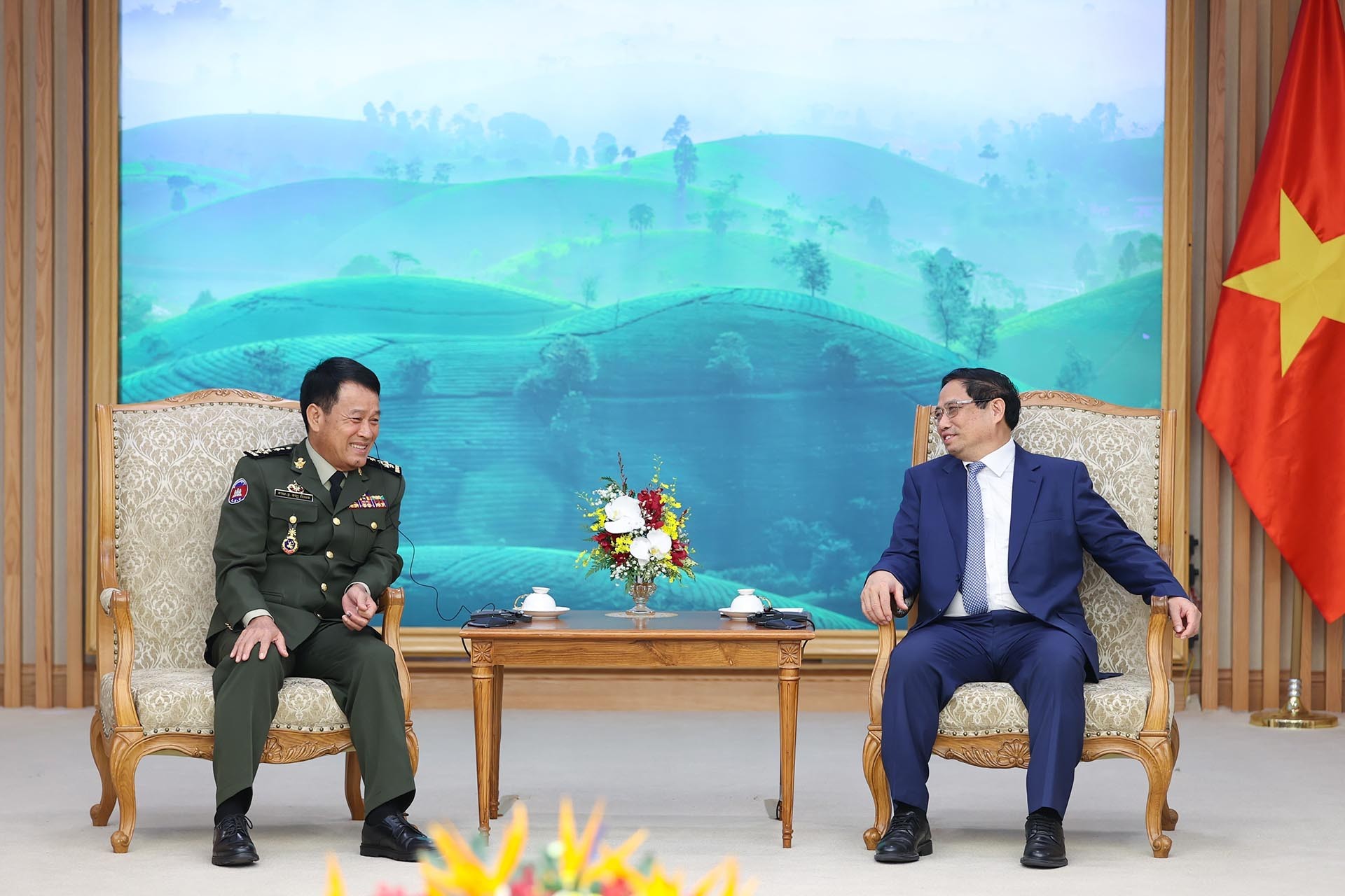 Thủ tướng Phạm Minh Chính tiếp Đại tướng Vong Pisen, Tổng Tư lệnh Quân đội Hoàng gia Campuchia. (Nguồn: TTXVN)