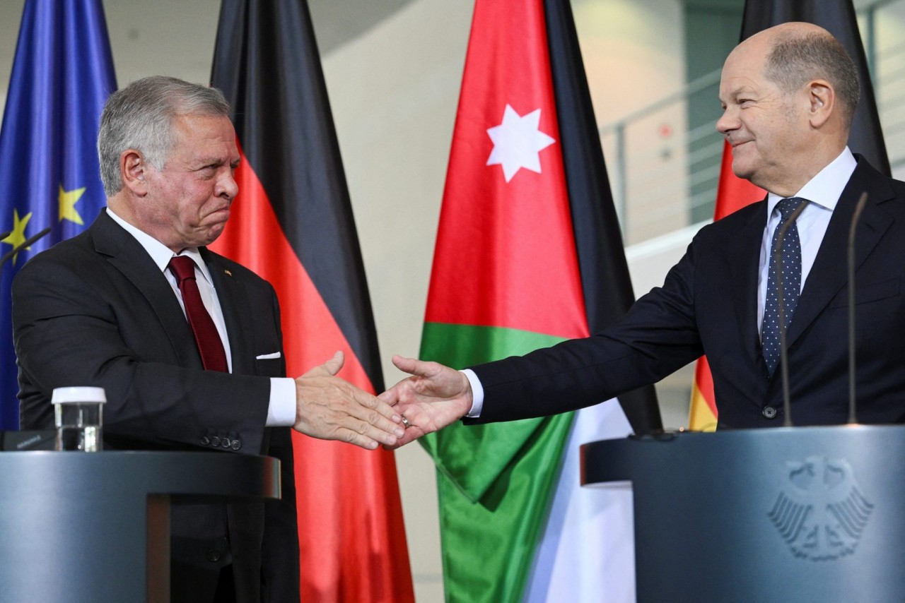 Quốc vương Jordan Abdullah II (trái) và Thủ tướng Đức Olaf Scholz tại cuộc họp báo ở Berlin ngày 17/10/2023. (Nguồn: Reuters)
