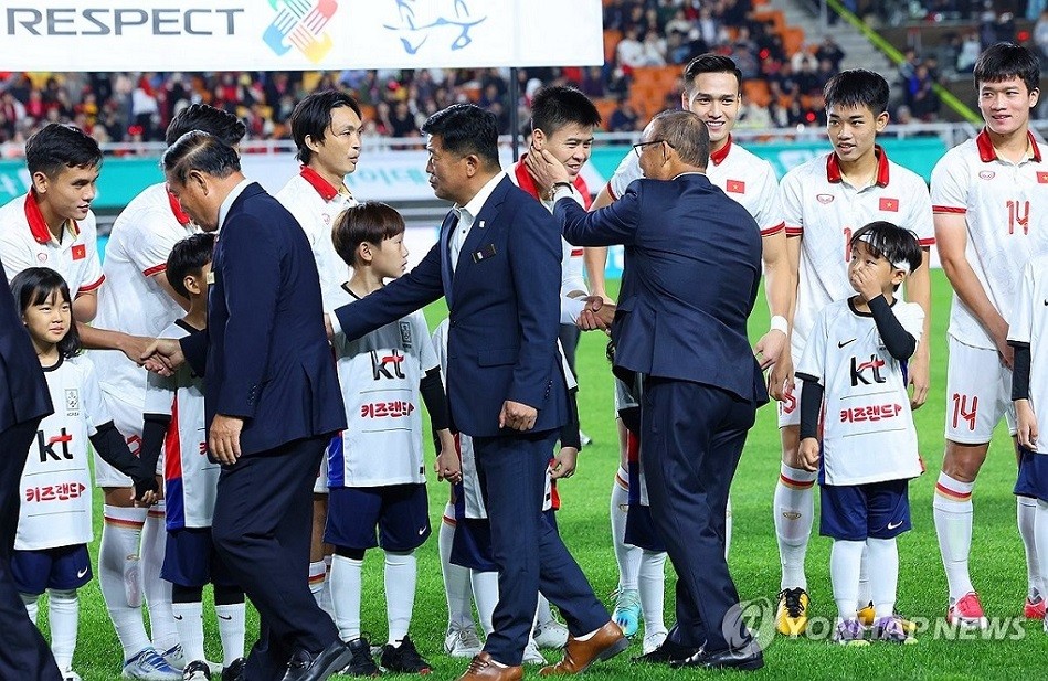 HLV Park Hang Seo có mặt tại sân Suwon World Cup để theo dõi trận giao hữu giữa tuyển Hàn Quốc và Việt Nam với tư cách khách mời của Liên đoàn Bóng đá Hàn Quốc. Trước khi trận đấu diễn ra, nhà cầm quân 66 tuổi xuống sân động viên tinh thần tuyển Việt Nam.