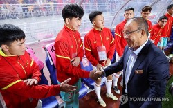 Hình ảnh HLV Park Hang Seo xuống tận sân động viên tinh thần tuyển Việt Nam trước trận giao hữu với đội Hàn Quốc