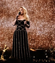 Biểu diễn tại Mỹ, ca sĩ Adele chọn đầm của nhà thiết kế Nguyễn Công Trí