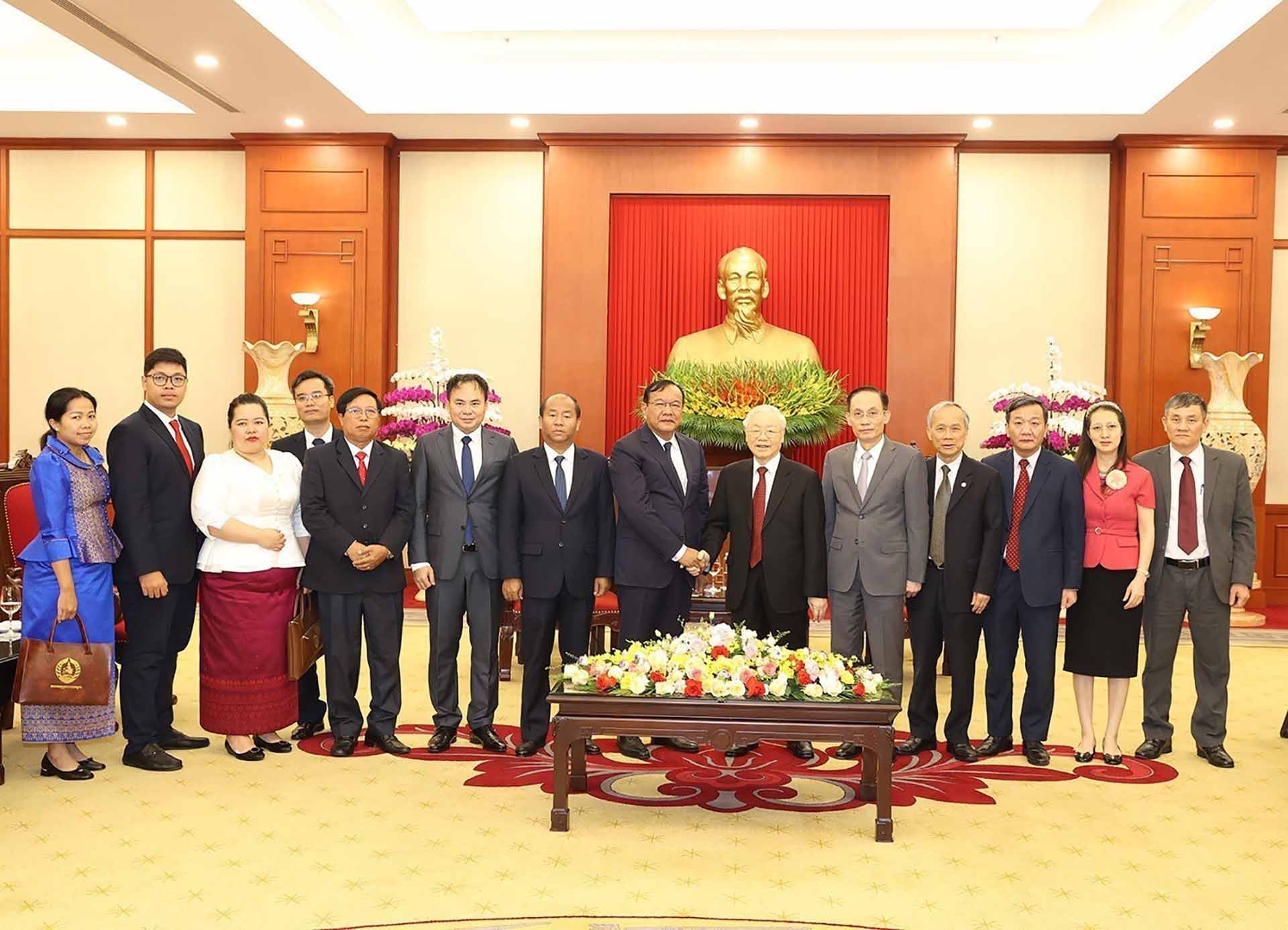 Tổng Bí thư Nguyễn Phú Trọng và Trưởng ban Đối ngoại Trung ương Đảng Nhân dân Campuchia Prak Sokhonn cùng các đại biểu chụp ảnh chung. (Nguồn: TTXVN)