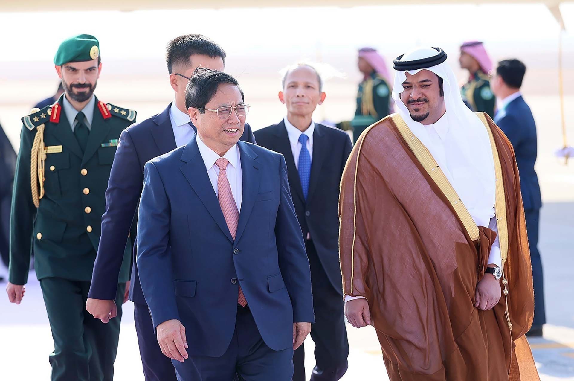Lễ đón Thủ tướng Phạm Minh Chính đến thành phố Riyadh, Saudi Arabia. (Nguồn: TTXVN)