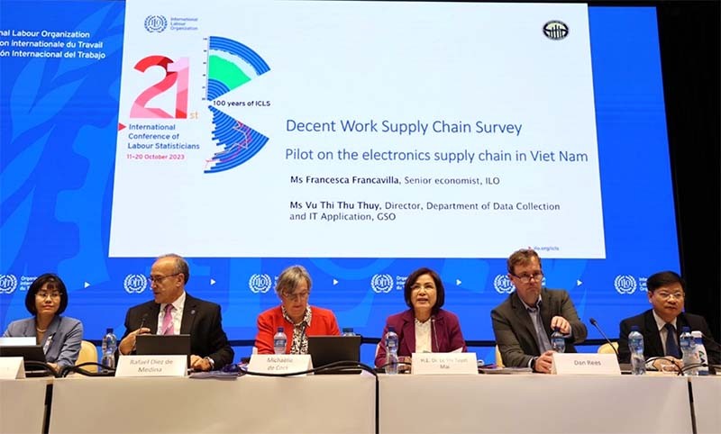 Đại sứ Lê Thị Tuyết Mai (thứ tư từ trái sang), bà Vũ Thị Thủy, Tổng cục Thống kê Việt Nam (thứ nhất từ trái sang), cùng ông Rafael Diez de Medina Vụ trưởng Vụ Thống kê Lao động của ILO và các diễn giả trực tiếp tại Tọa đàm. (Nguồn: TTXVN)