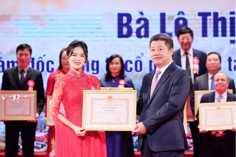 CEO Lê Dung được Phó Chủ tịch TP Hà Nội Nguyễn Mạnh Quyền tặng bằng khen của thành 