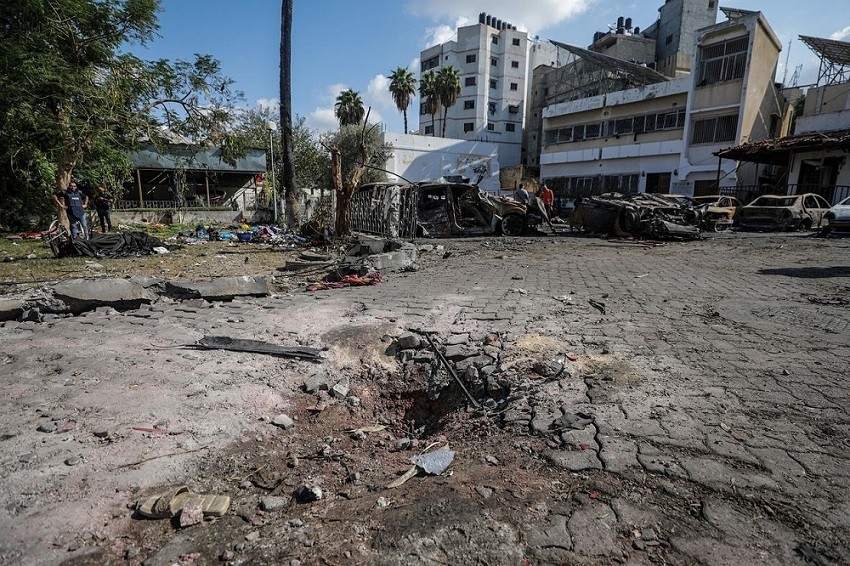(10.19) Khung cảnh đổ nát tại bệnh viện Al-Ahli, dải Gaza sau vụ nổ nghiêm trọng ngày 17/10. (Nguồn: EPA/Shutterstock)