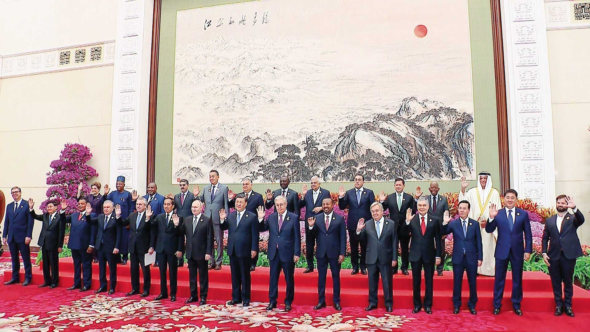 Chủ tịch nước Võ Văn Thưởng và các trưởng đoàn tham dự Diễn đàn cấp cao hợp tác quốc tế Vành đai và con đường (BRF) lần thứ ba tại thủ đô Bắc Kinh, ngày 18/10. (Nguồn: TTXVN)