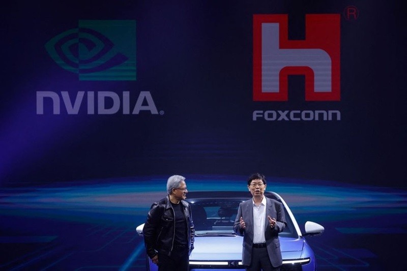 CEO Nvidia Jensen Huang (trái) và Chủ tịch Foxconn Young Liu.