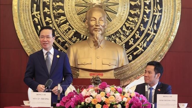 Chủ tịch nước gặp gỡ cán bộ, nhân viên cơ quan ngoại giao Việt Nam tại Trung Quốc