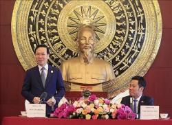 Chủ tịch nước gặp gỡ cán bộ, nhân viên cơ quan ngoại giao Việt Nam tại Trung Quốc